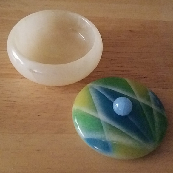 SOLD - Italian alabaster lidded pot from San Gimignano - Picture 4 of 4